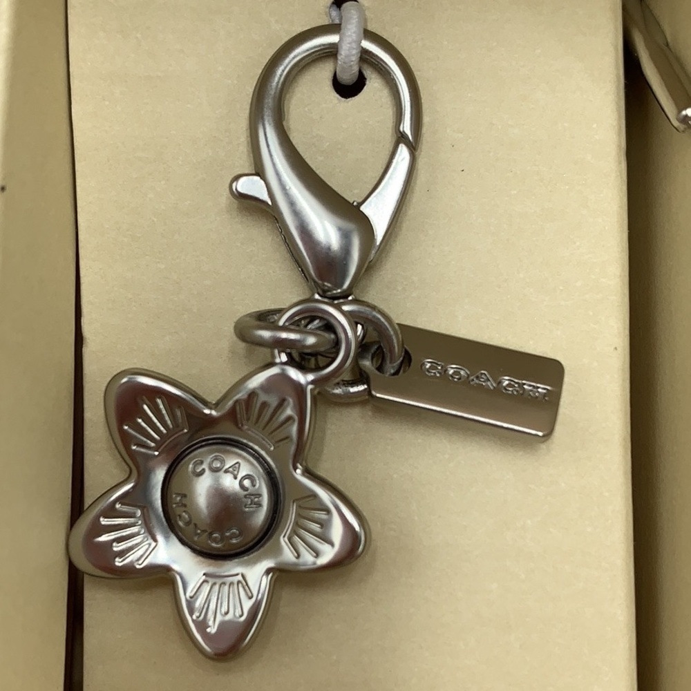 COACH Boxed Corner Zip Wristlet With Daisy Print COLOR:
Silver/Bubblegum… - Picture 12 of 16